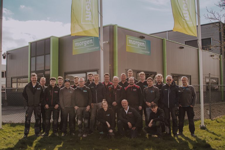 Groepsfoto van het collectief voor het bedrijfspand in Urk