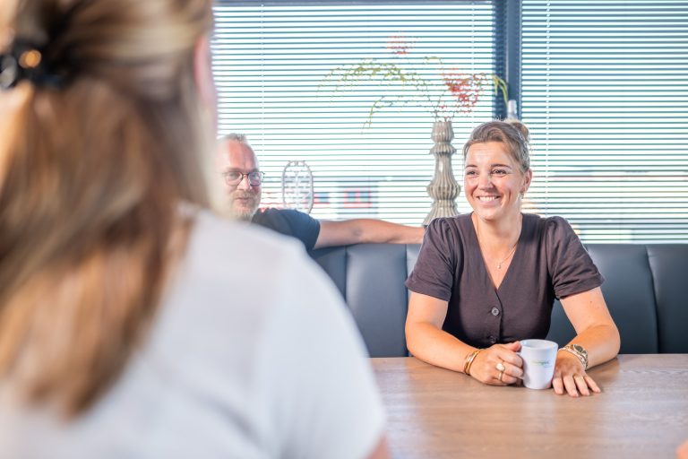 Twee collega's in gesprek aan de kantinetafel