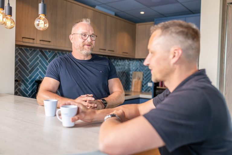 Twee collega's met koffie in de bedrijfskeuken